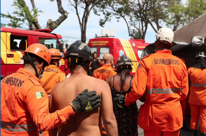 Corpo de Bombeiros resgatou 19 vítimas no desabamento de edificação com várias unidades residenciais em Aracaju